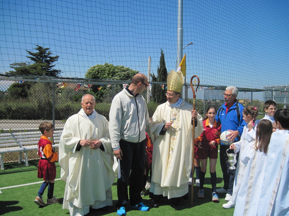 Il Vescovo, don Gino Smargiassi e alcuni bambini